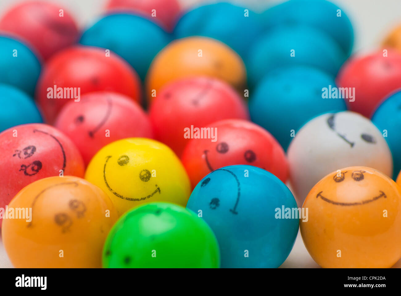 Un grand groupe de boules colorées avec smileys sur eux. Banque D'Images