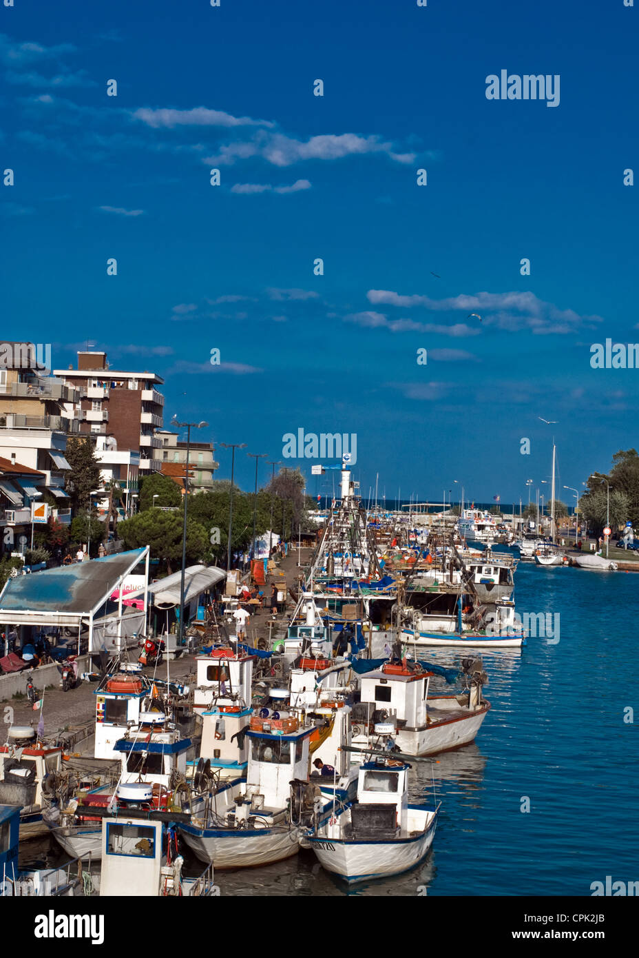 Beau paysage italien de Bellaria Igea Marina Rimini, fishinboats où sont amarrés dans un port en bordure de la mer Adriatique. Banque D'Images