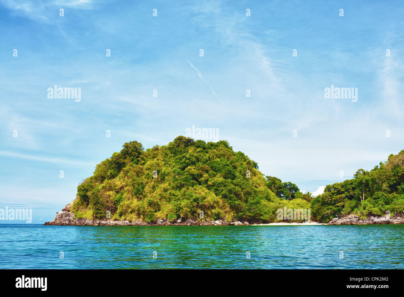 Mer avec jungle, mer d'Andaman, Thaïlande Banque D'Images