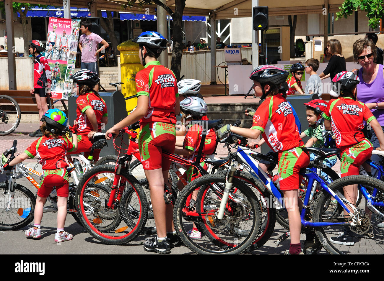 Les enfants de l'école de cyclisme de la concurrence, la Plaça d'Espanya, Ferreries, Minorque, Iles Baléares, Espagne Banque D'Images