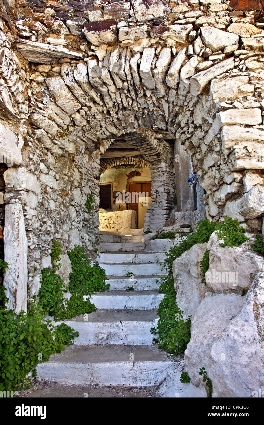 "Traditionnel" ou "tiasto teasto' ('galerie voûtée ou alley') dans Koronos village, l'île de Naxos, Cyclades, en Grèce. Banque D'Images