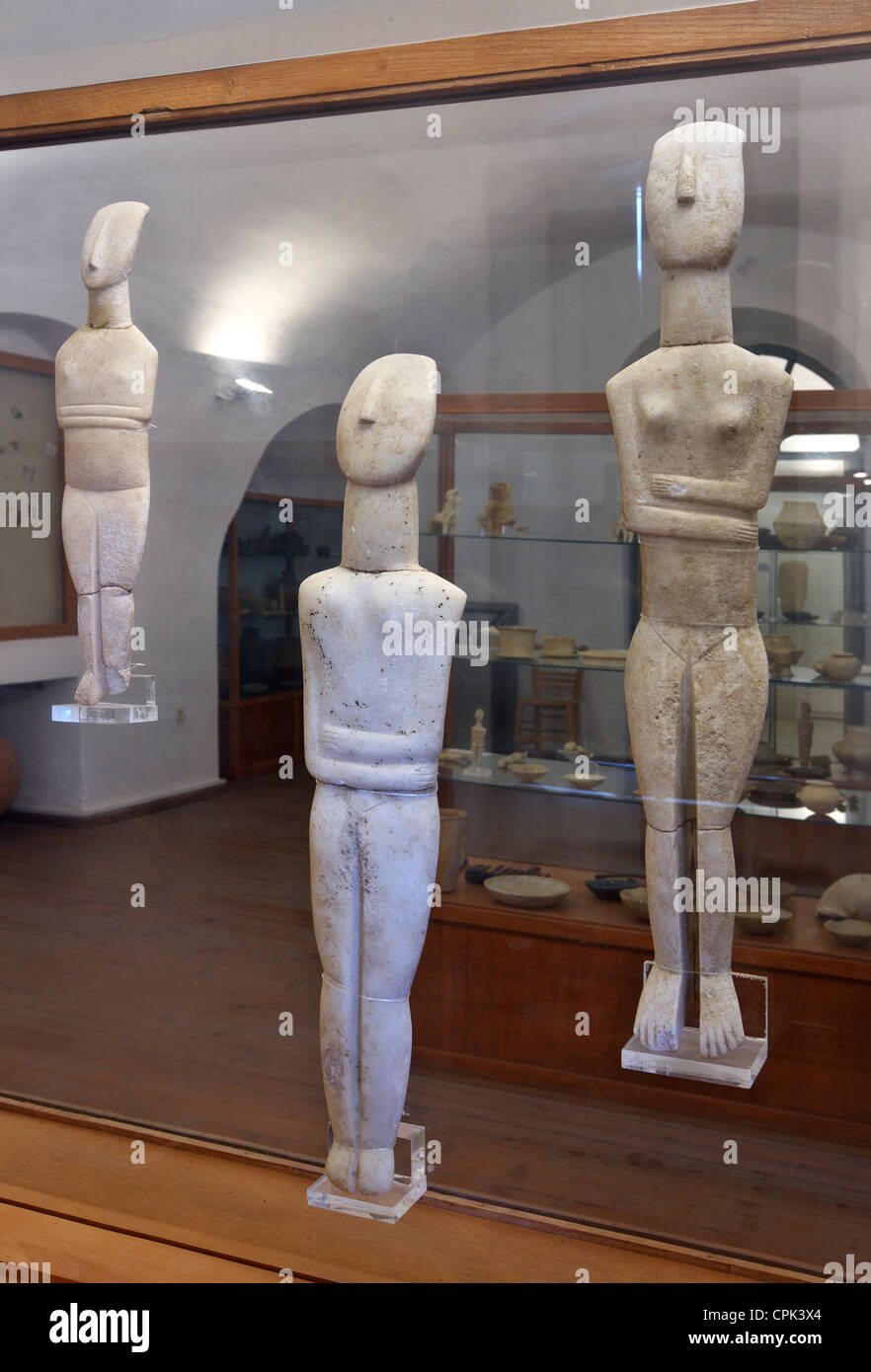 Les idoles cycladiques de renommée mondiale au musée archéologique de l'île de Naxos, Cyclades, en Grèce. Banque D'Images