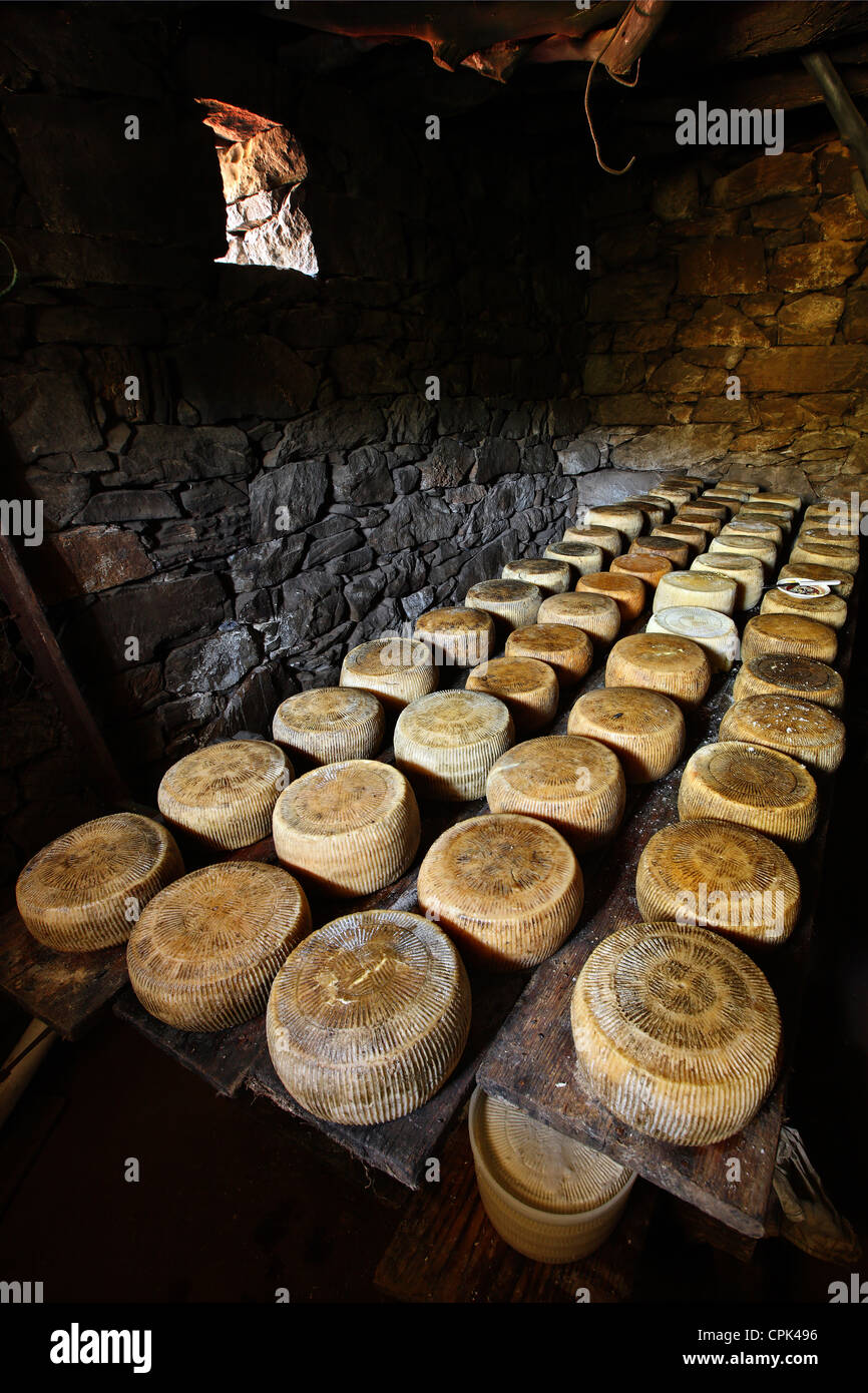 Le vieillissement du fromage dans un vieux "traditionnel" itato Filoti, village près de l'île de Naxos, Cyclades, Grèce Banque D'Images