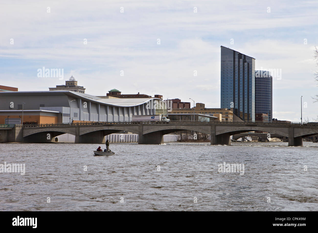 Deux personnes dans un bateau de pêche sur la rivière Grand, au centre-ville de Grand Rapids dans l'arrière-plan Banque D'Images