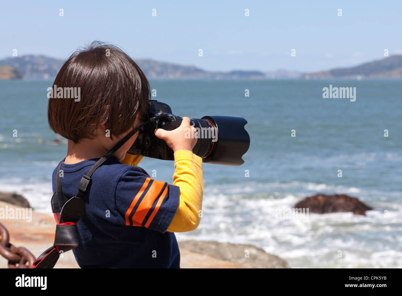 Photographe enfant prendre des photos avec votre appareil photo reflex numérique - USA Banque D'Images