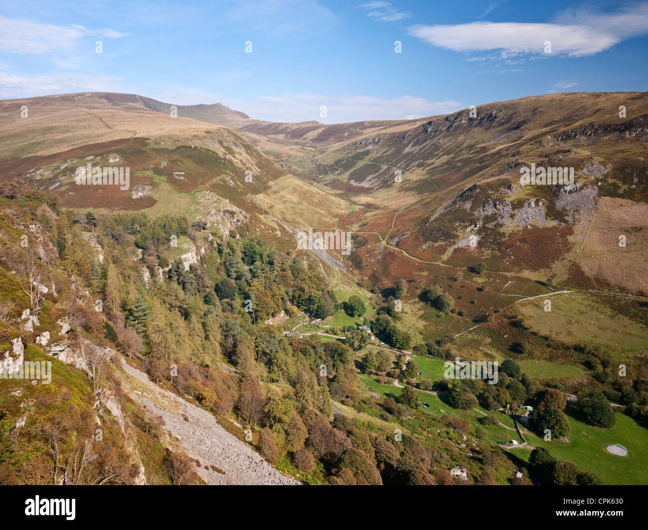 Les montagnes Berwyn dans le Nord du Pays de Galles - Cadair Berwyn et Moel Sych vue depuis les falaises de Craig y axe au-dessus de Tan-y-Pistyll Banque D'Images