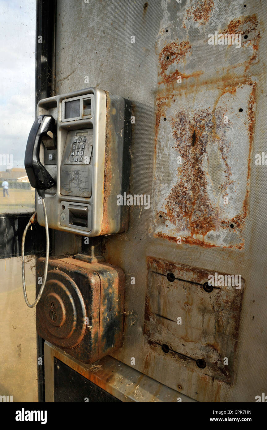 BT vandalisés en publiphonie téléphone moderne fort à Minnis Bay dans le Kent. Banque D'Images