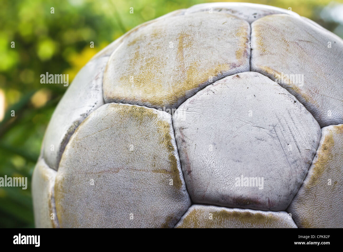 Photographie Gros plan d'un ballon de soccer usés Banque D'Images