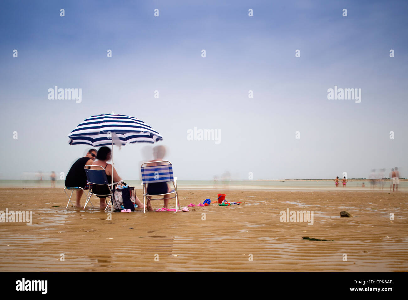 Les gens sur la plage, Sanlucar de Barrameda, Espagne. La lumière du jour d'une exposition longue, tourné par l'utilisation de filtres neutres. Banque D'Images