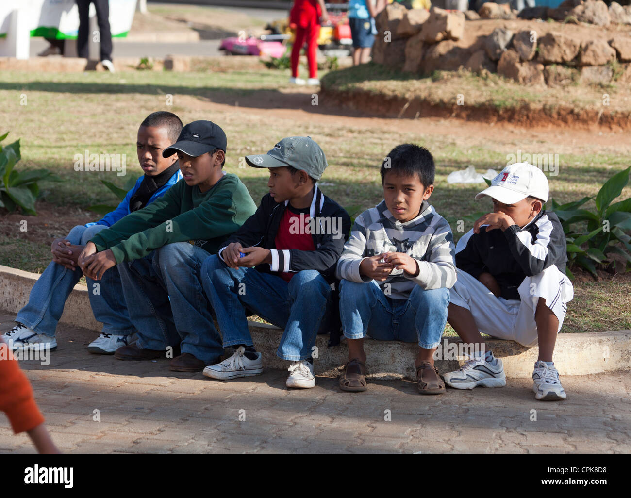 Les jeunes malgaches à l'extérieur de Andasibe gare, Madagascar Banque D'Images