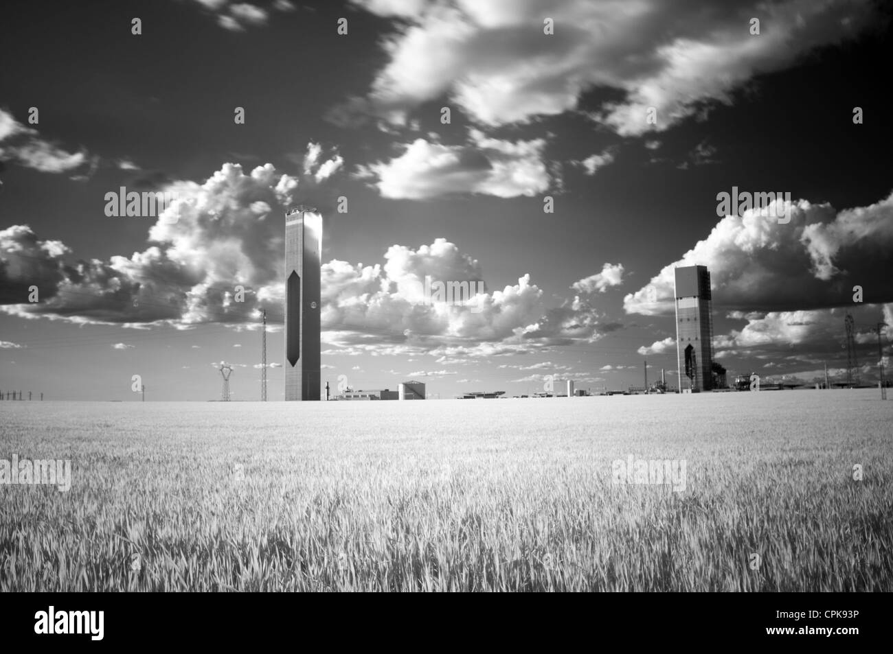 Image infrarouge de centrale solaire tours dans un champ de blé, Sanlucar la Mayor, Séville, Espagne Banque D'Images