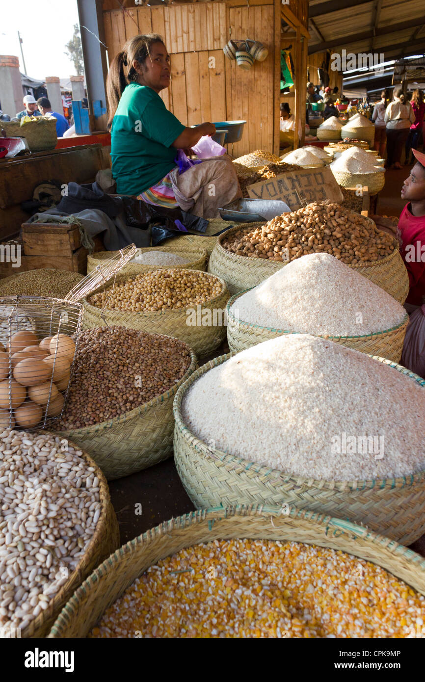 Femme vendant des céréales au marché couvert, Antsirabe, Madagascar Banque D'Images