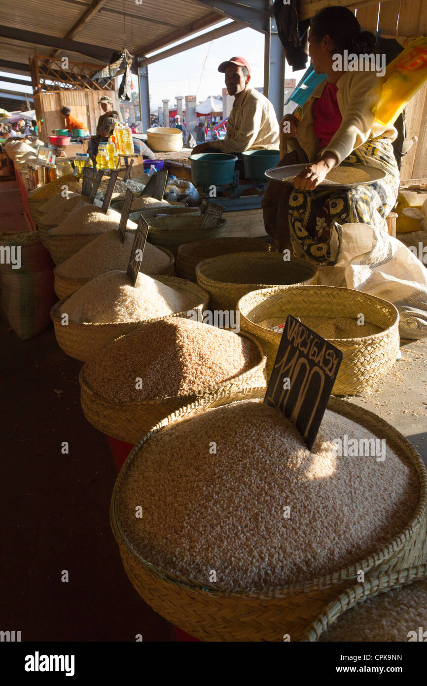 Les personnes vendant des céréales au marché couvert, Antsirabe, Madagascar Banque D'Images