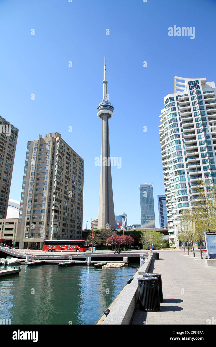 La CN Tower est une tour d'observation et de communication au centre-ville de Toronto, Ontario, Canada. Banque D'Images