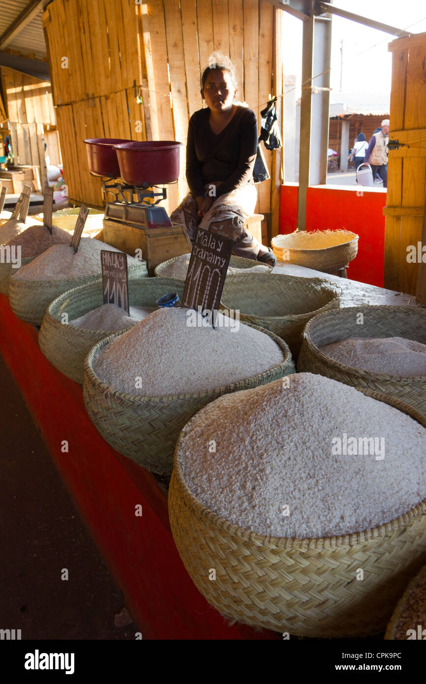 Femme vendant des céréales au marché couvert, Antsirabe, Madagascar Banque D'Images