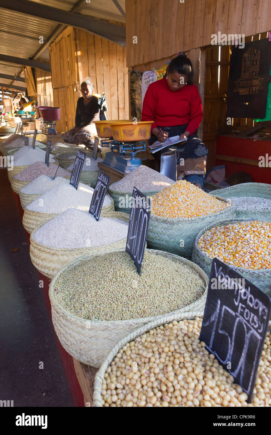 Les femmes la vente du grain au marché couvert, Antsirabe, Madagascar Banque D'Images