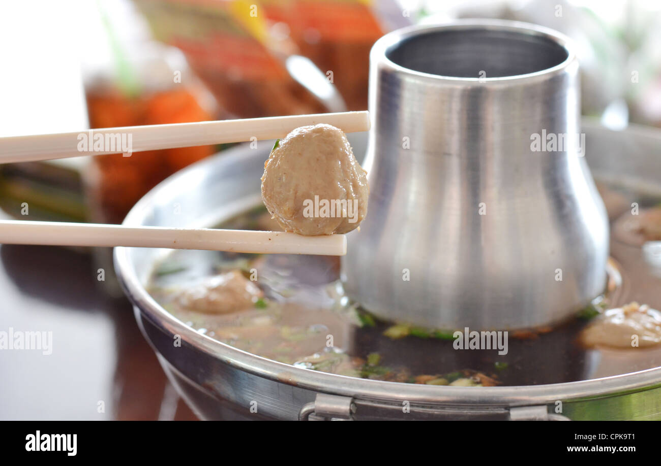 Close-up of meatball avec des baguettes , nouilles asiatiques Banque D'Images