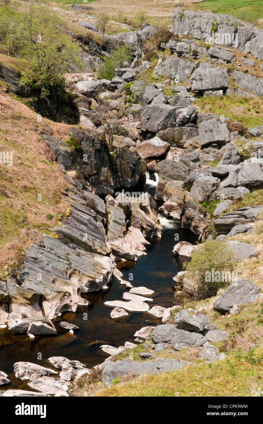 Claerwen rivière traverse une gorge rocheuse parsemée de rochers en Powys, Pays de Galles Banque D'Images