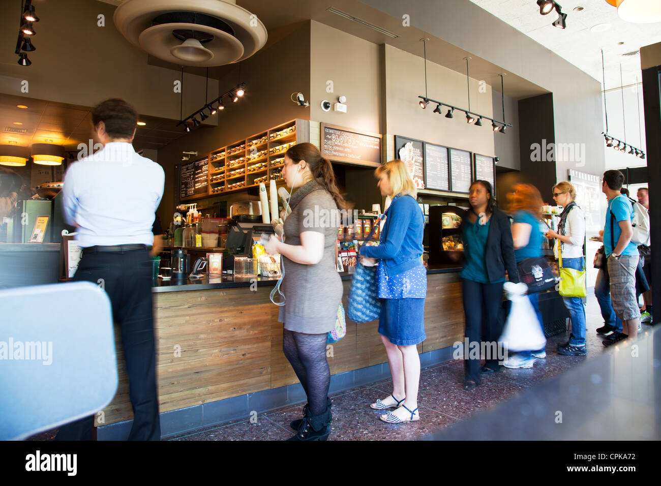 En attente café Starbucks à New York, le mouvement dans l'ensemble de la population Banque D'Images