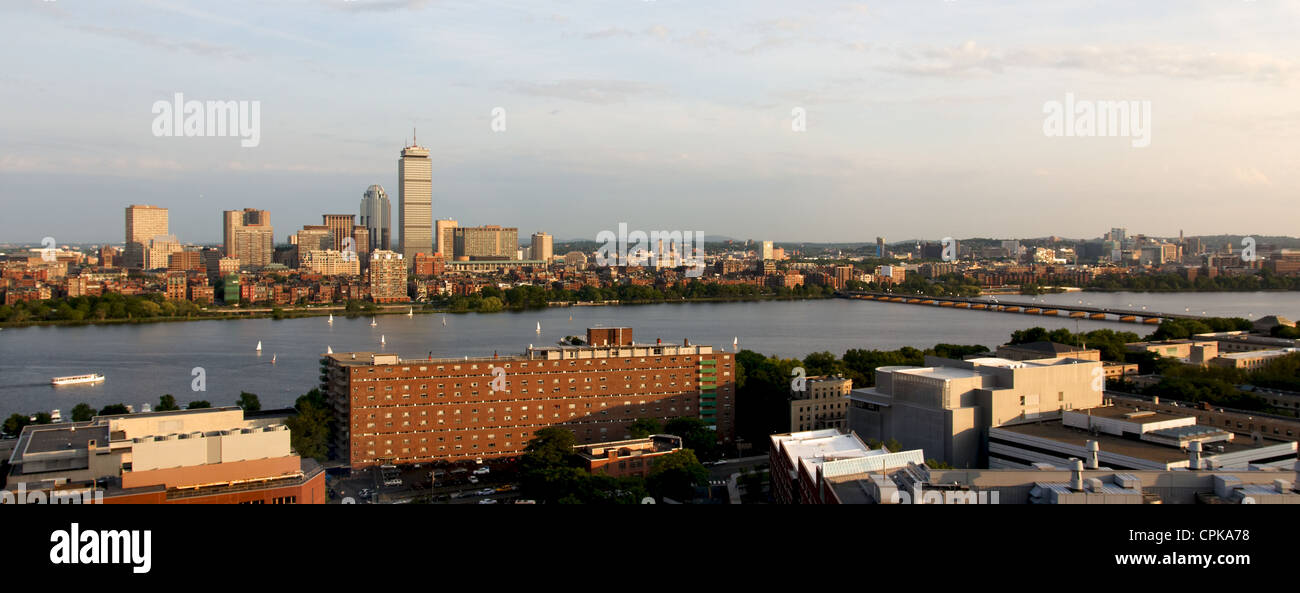 Cambridge, MA, et Boston, MA, se faisant face de l'autre côté de la rivière Charles près de MIT/Kendall. Banque D'Images