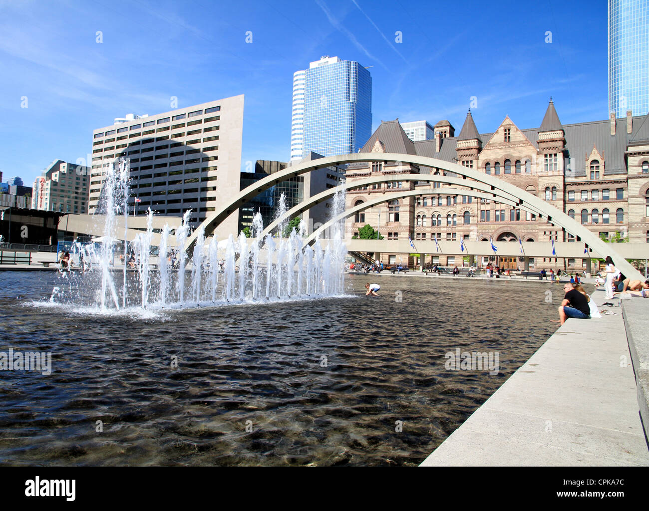 Une vue de Nathan Phillips Square de Toronto au cours d'une belle journée de printemps Banque D'Images