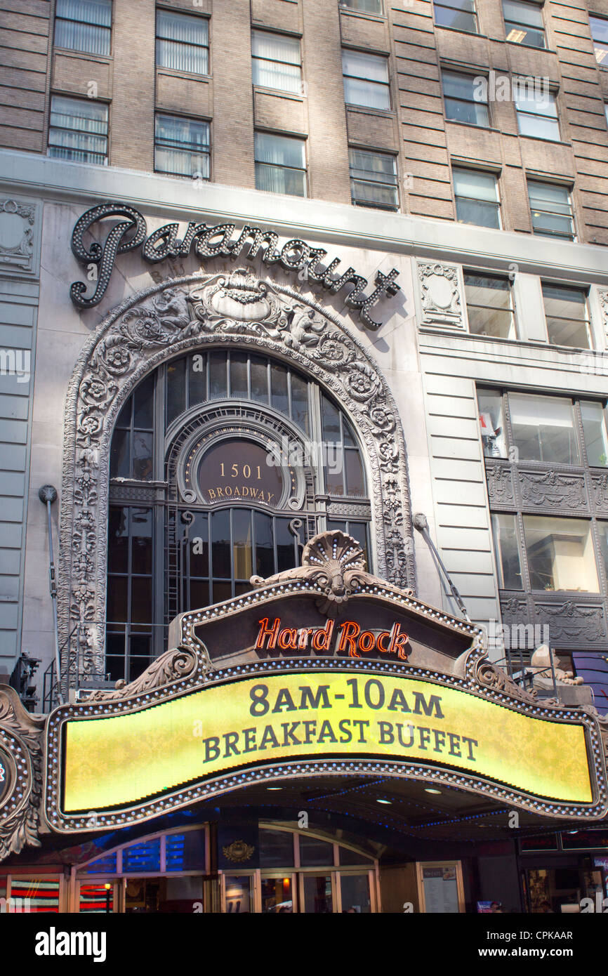 L'original Paramount Theatre de New York, maintenant le site d'un Hard Rock Cafe Banque D'Images