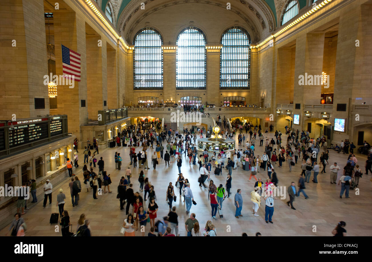 Les banlieusards l'achat de billets et de se dépêcher pour leurs trains à Grand Central Station à New York City Banque D'Images