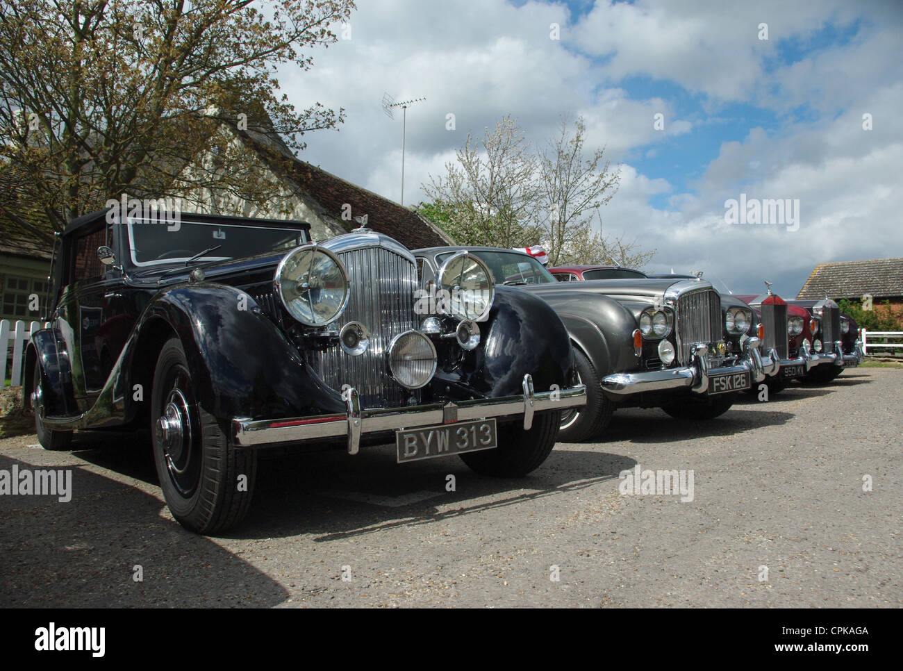 Une file de voitures Rolls Royce classique dans le village de Lavendon, Bedfordshire, Banque D'Images