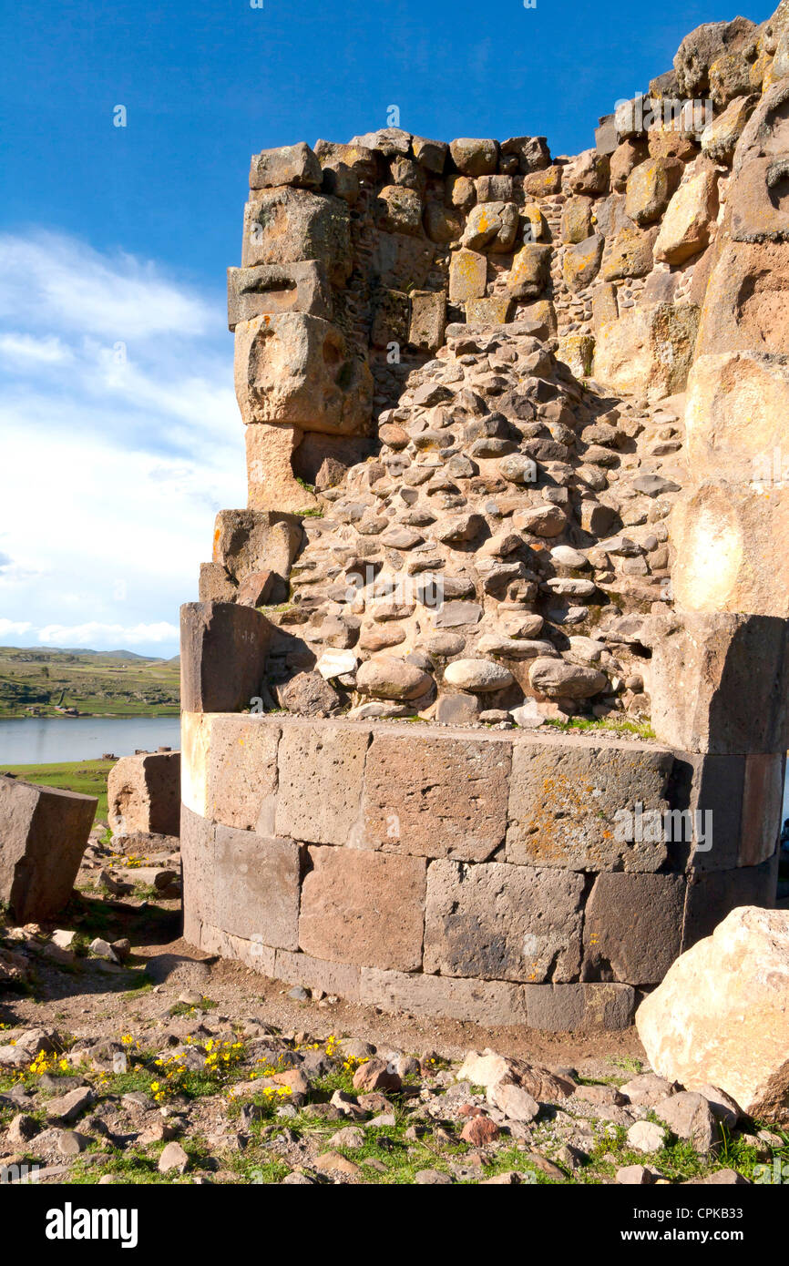 Sillustani chullpas (tours), au Pérou, près de Puno (lac Titicaca), sur les rives du lac Umayo (sépultures) Banque D'Images