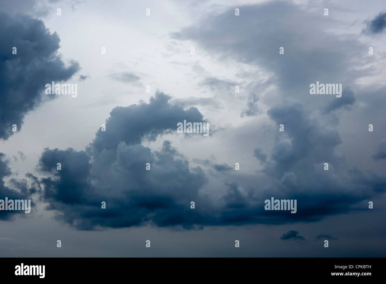 Nuage dans la forme d'un dragon. Le pressentiment d'une tempête. Banque D'Images