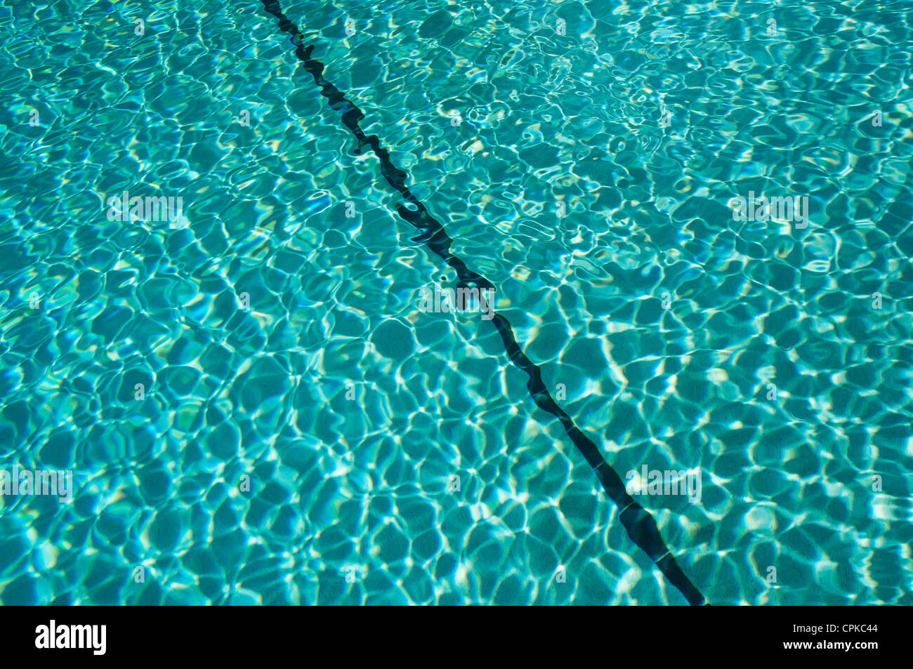 Journée ensoleillée à la piscine. Banque D'Images