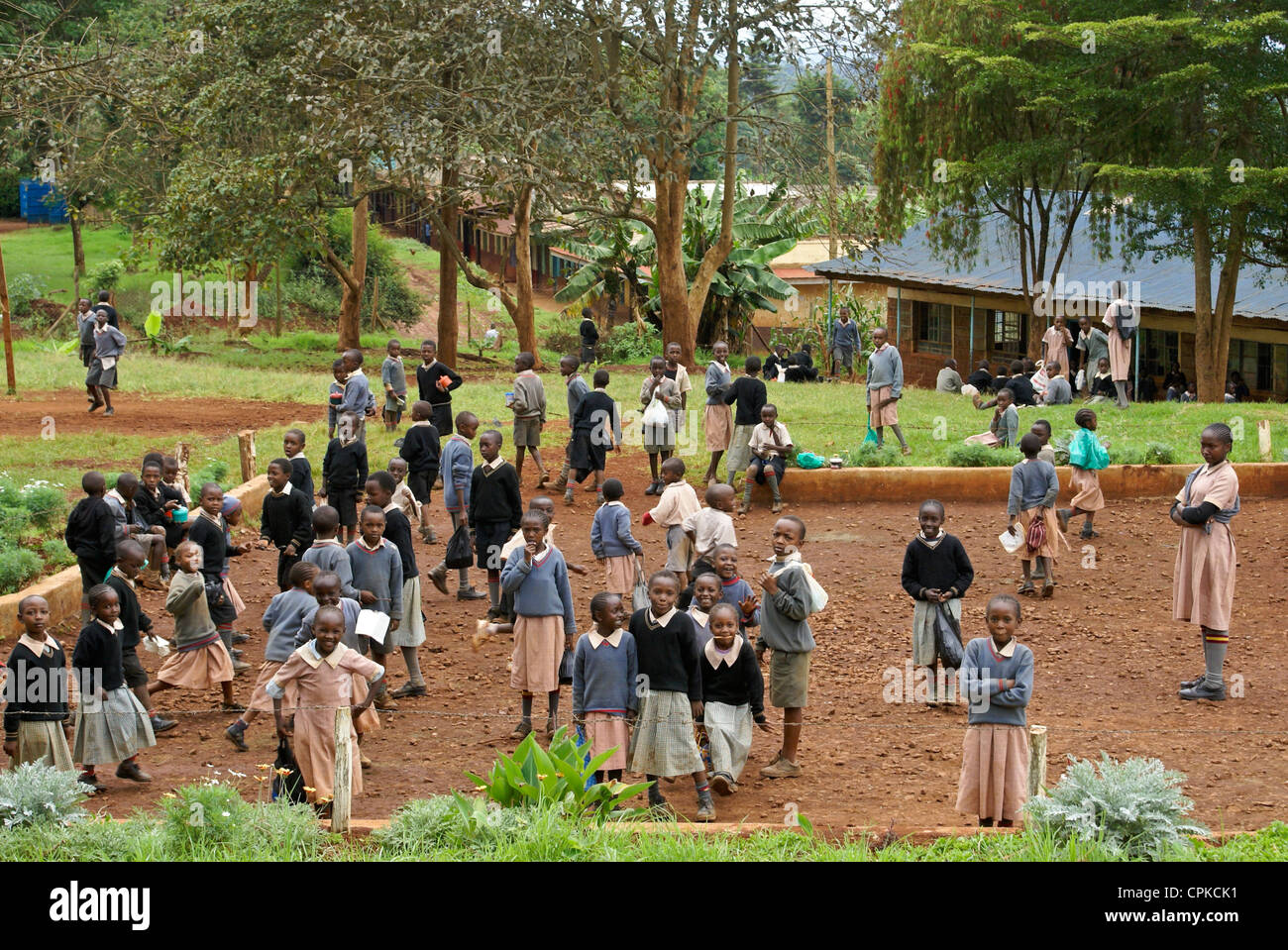 Les étudiants en dehors de l'école au Kenya Banque D'Images