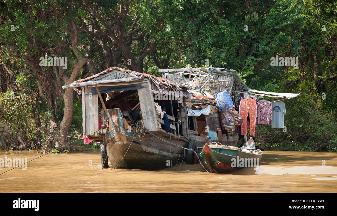 Lac Tonle Sap, Siem Reap, Cambodge. Maison flottante voile avec des vêtements en train de sécher dehors Banque D'Images