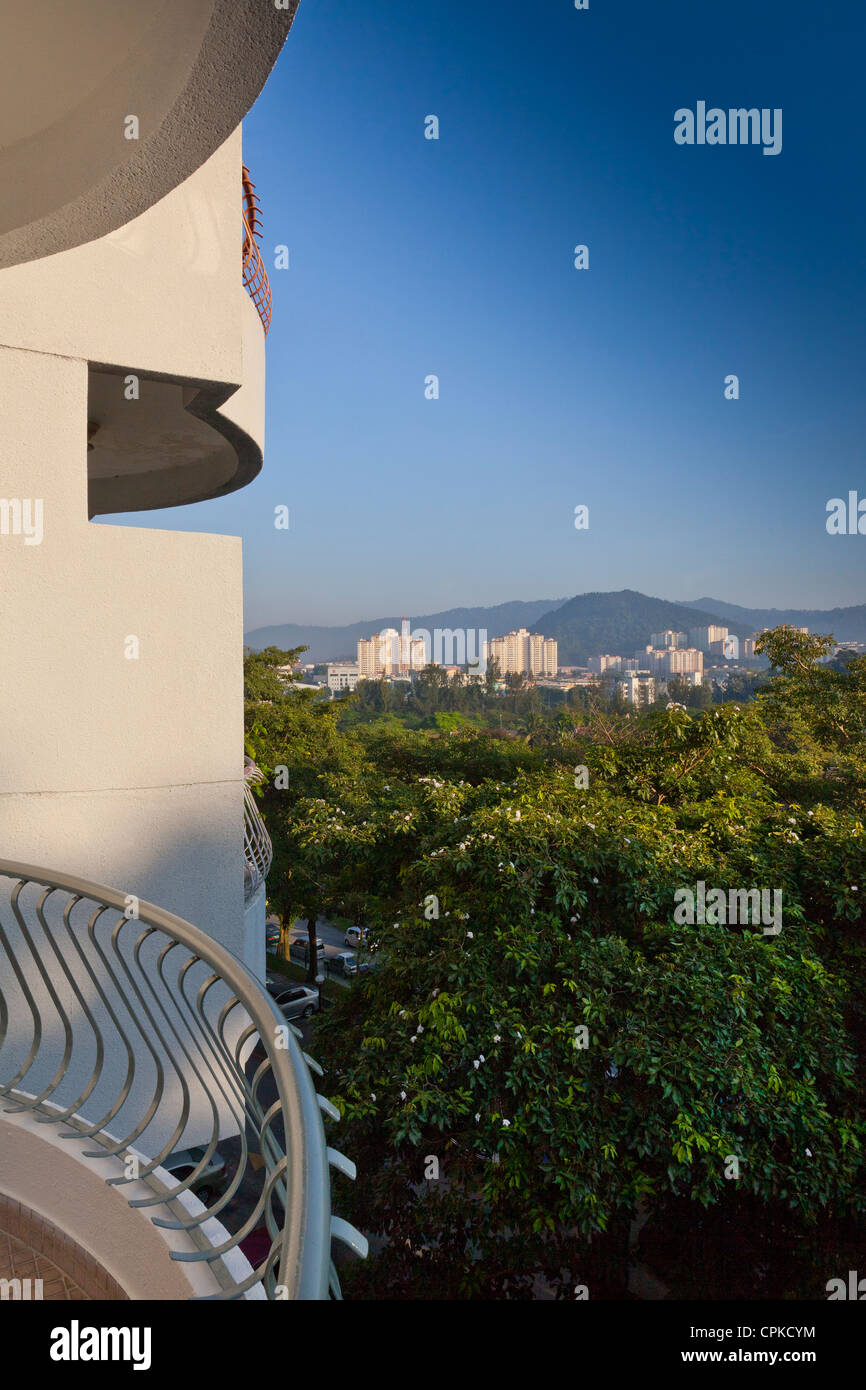 Balcon vue depuis un appartement en copropriété, Sri Damansara, Kuala Lumpur, Malaisie. Vue en direction nord vers Genting Highlands Banque D'Images