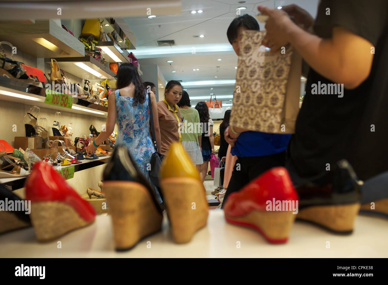 Les femmes chinoises au service de l'article shopping dans un centre commercial à Beijing, Chine. 25-mai-2012 Banque D'Images