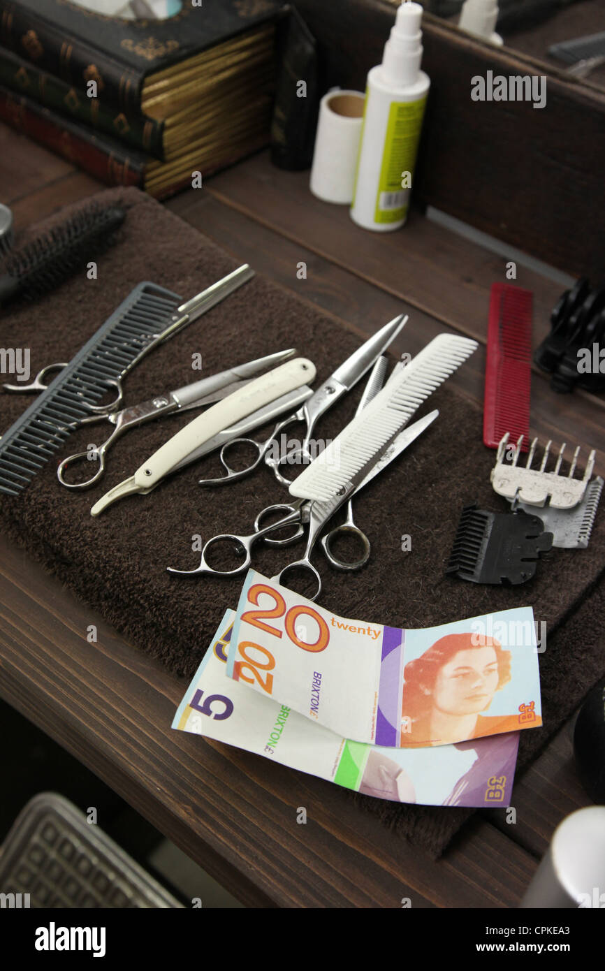 Brixton Pound notes dans une boutique de coiffeur. B£ est une monnaie locale la promotion shopping sur place. Il longe la Livre Sterling Banque D'Images