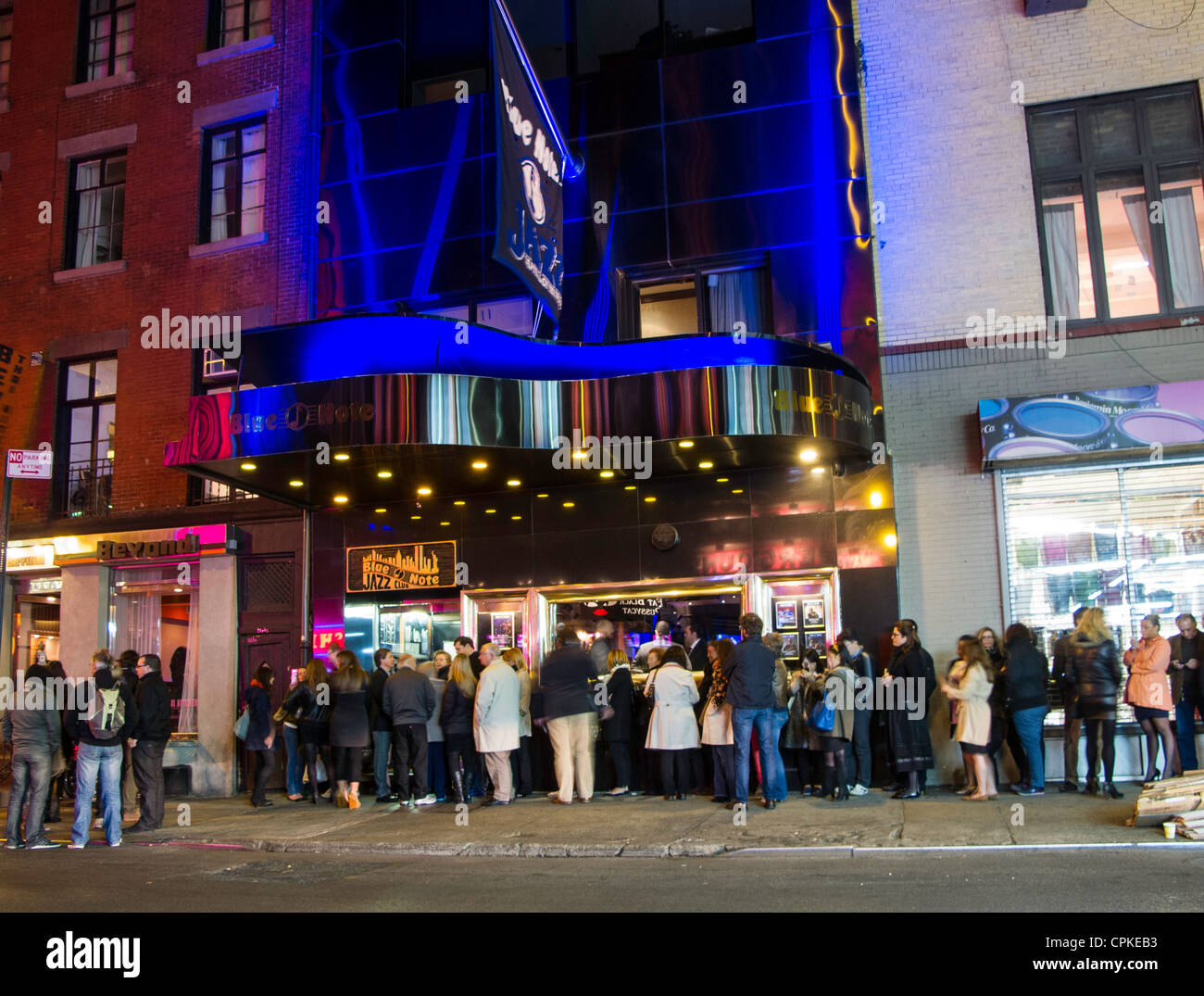 Foule de nuit devant le Blue Note Jazz Club, Greenwich Village, 2012, New York City, États-Unis Banque D'Images Foule de nuit devant le Blue Note Jazz Club, Greenwich Village, 2012, New York City, États-Unis Banque D'Images
