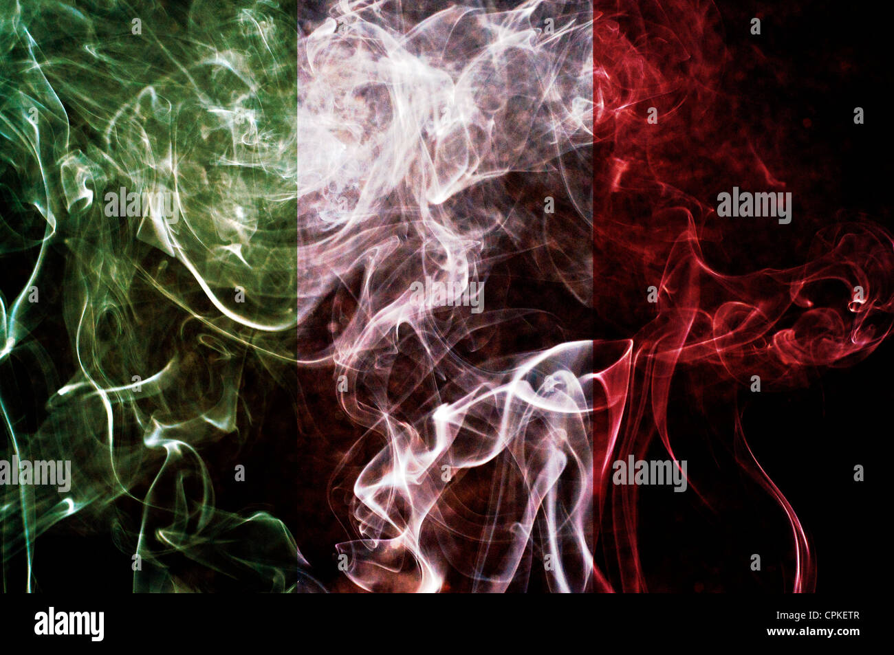 Drapeau de l'Italie sur fond de fumée secondaire technique. Banque D'Images