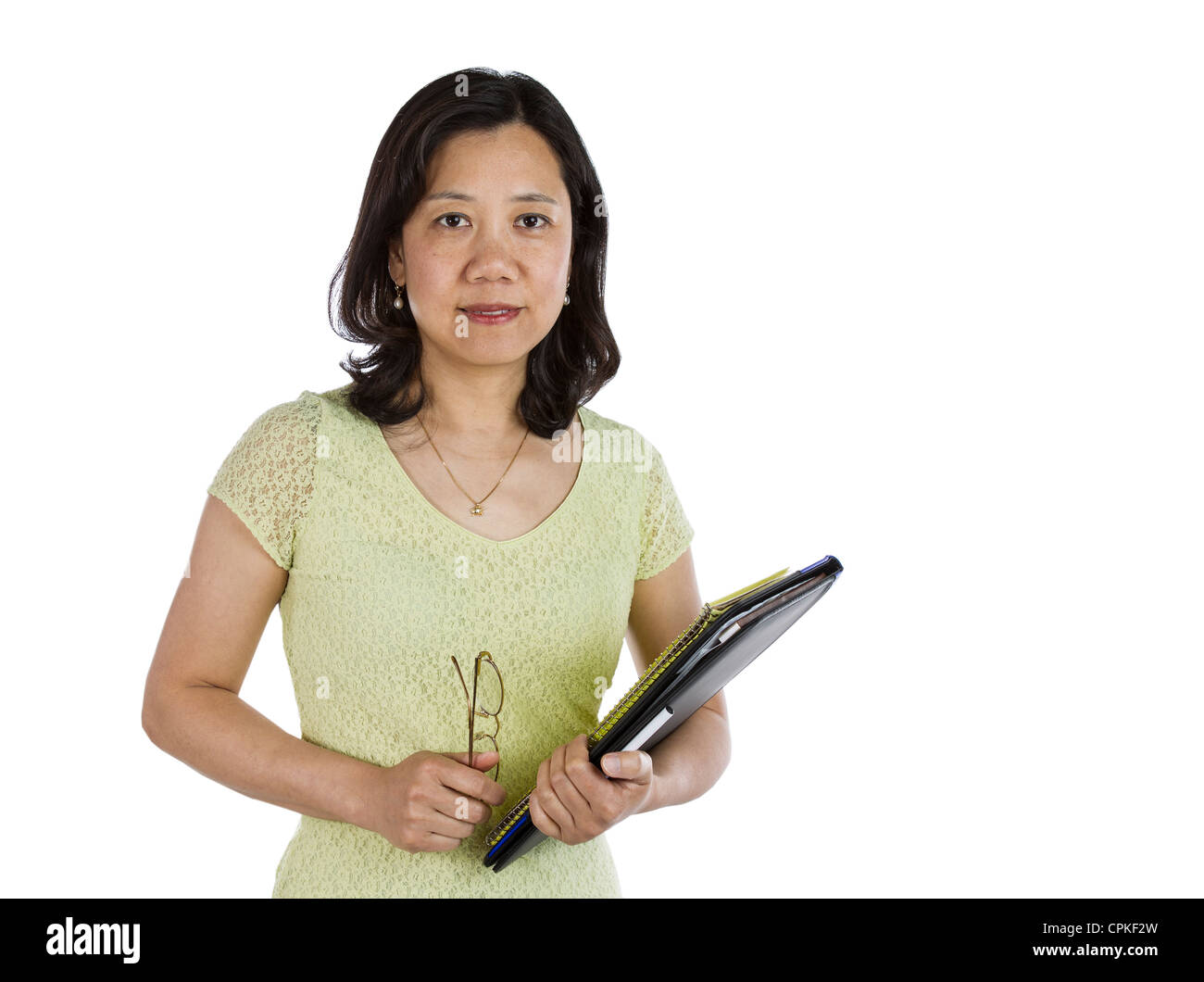Mature Asian women holding notebook, stylo et verres sur fond blanc Banque D'Images