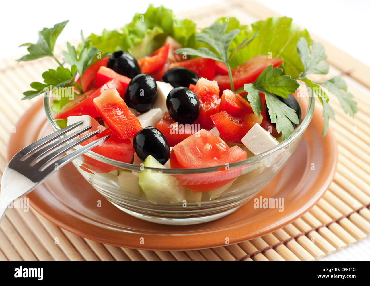 Salade grecque au frais dans un bol en verre. Banque D'Images