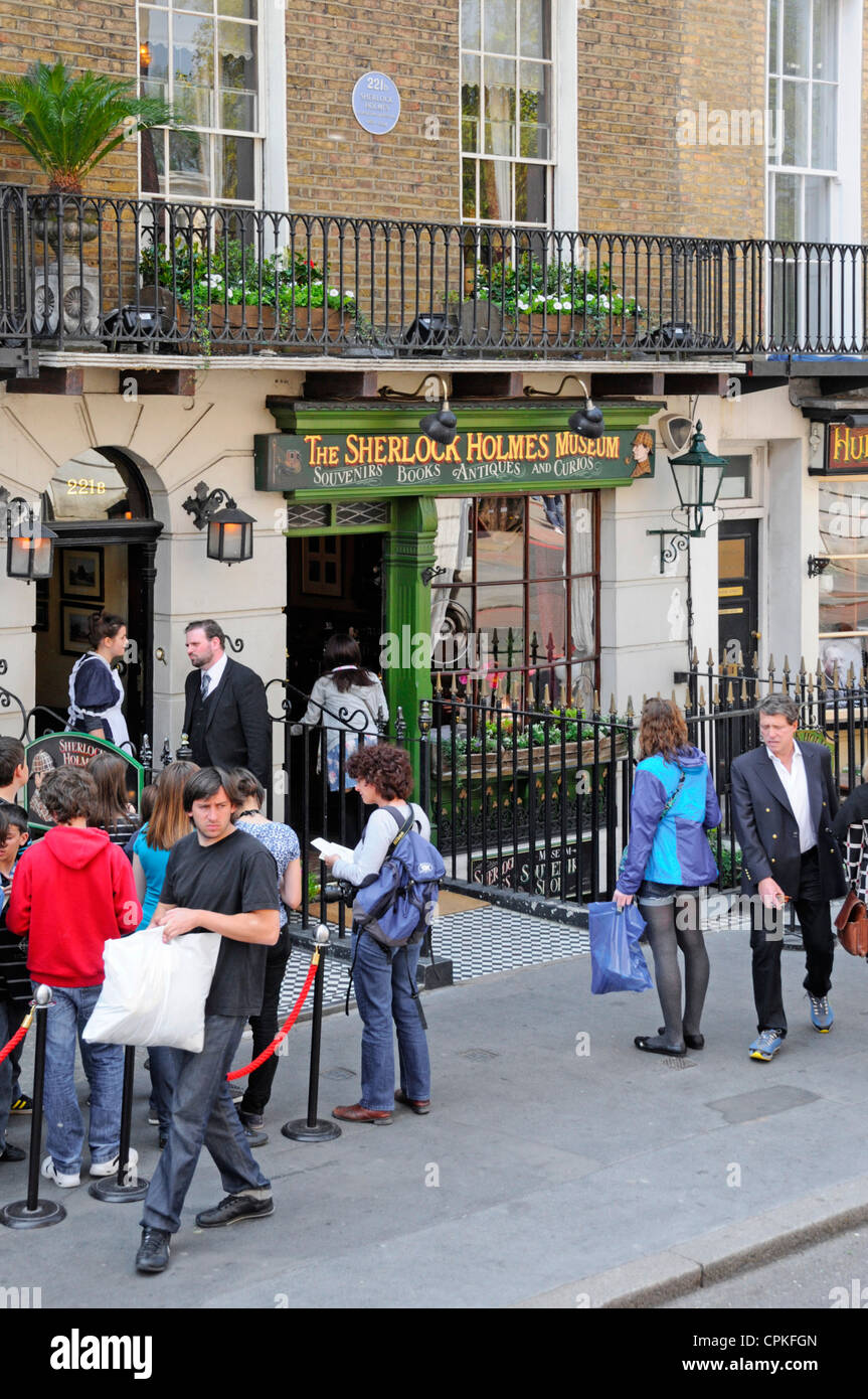 Vue de dessus à la recherche sur le musée Sherlock Holmes avec groupe d'enfants en attente sur la chaussée 221b Baker Street London England UK Banque D'Images