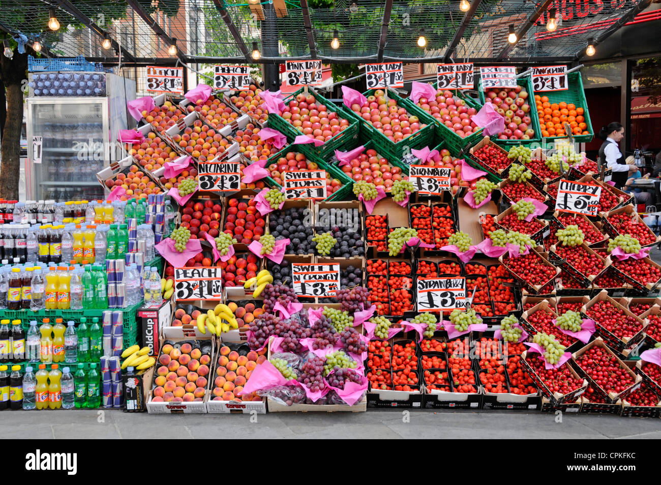 Blocage de la chaussée colorée affichant les fruits et boissons froides sur une chaude journée d'été Oxford Street West End London England UK Banque D'Images
