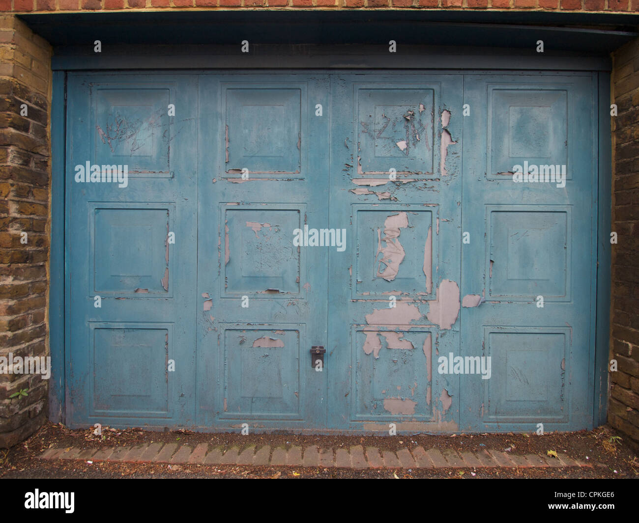 Portes de Garage Ancien Bleu Banque D'Images