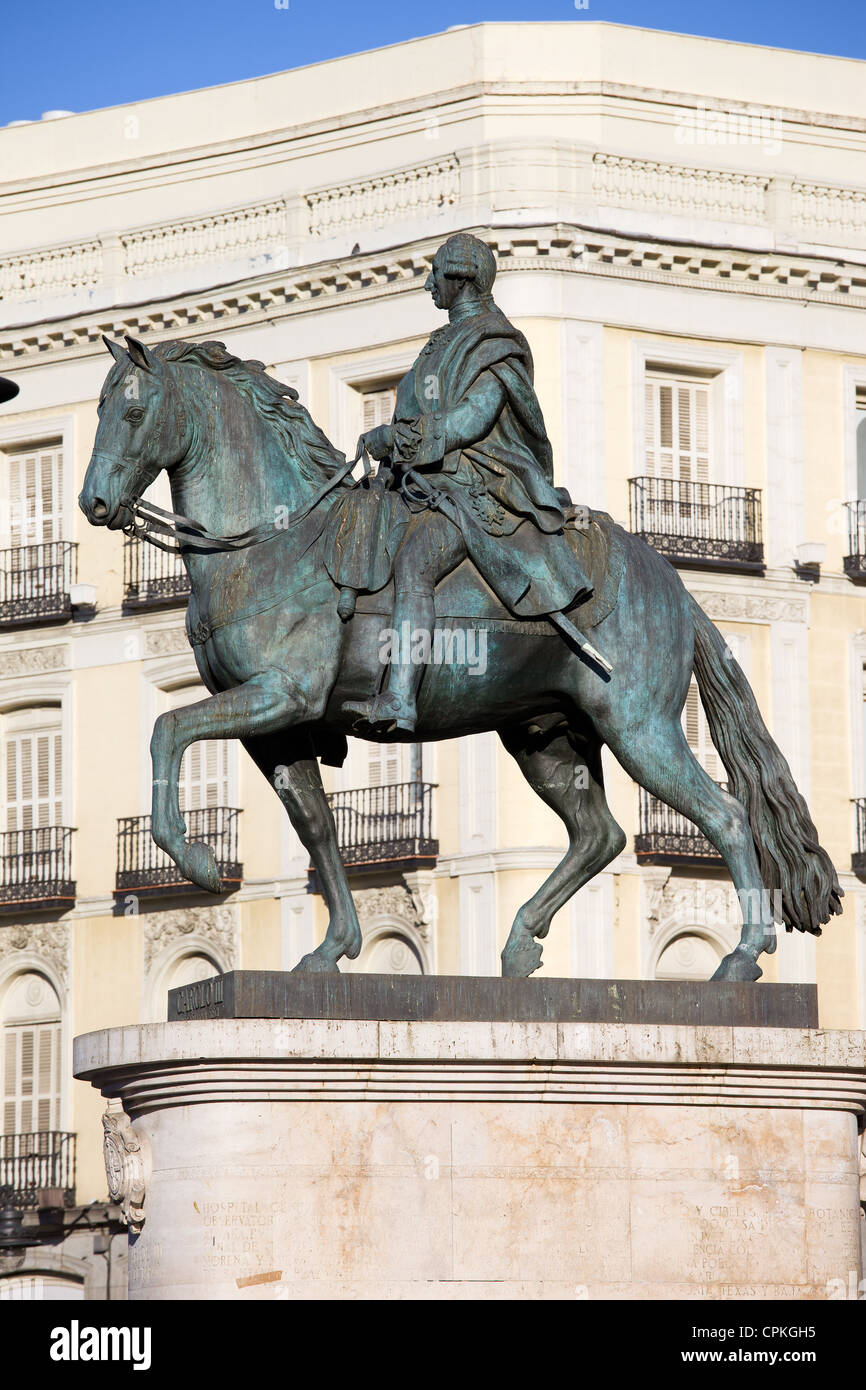 Statue équestre du roi Charles III, monument situé sur la Puerta del Sol à Madrid, Espagne. Banque D'Images