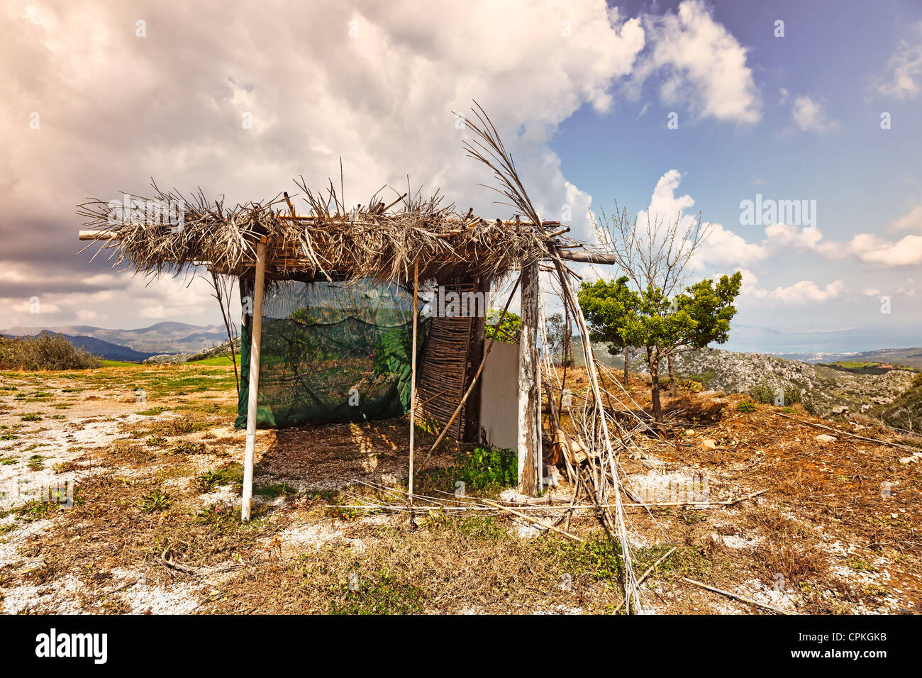 Simple abri naturel dans les montagnes grecques sur la Crète Banque D'Images