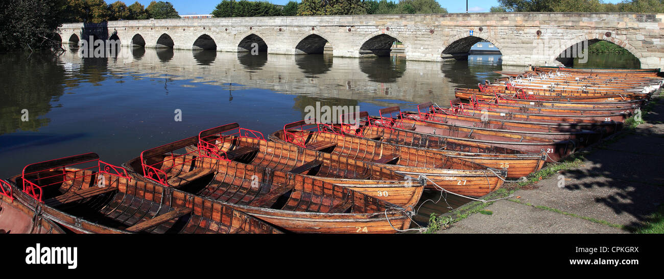 Une ligne de l'aviron bateaux à louer mouillée par la rivière Avon, Stratford-upon-Avon, Warwickshire, Angleterre ville ; Grande-Bretagne ; UK Banque D'Images
