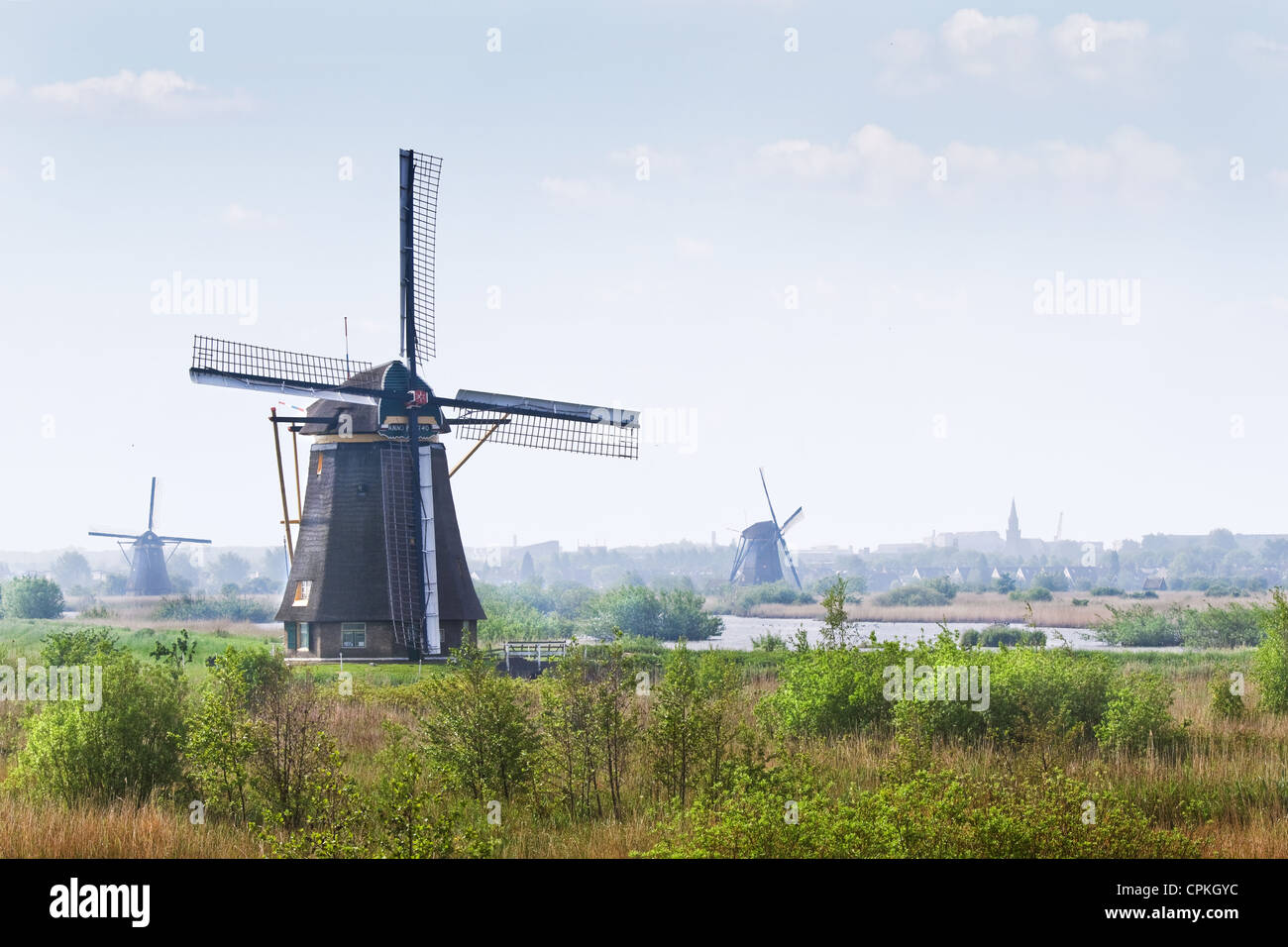 Pays Paysage avec moulins à vent de Kinderdijk, Pays-Bas le jour brumeux au printemps Banque D'Images