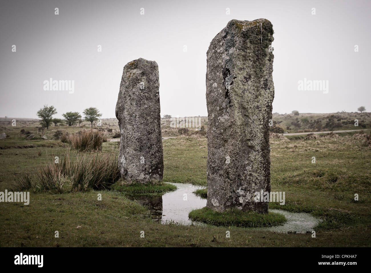 Les Pipers près de figurent parmi les cercles de pierre situé sur Bodmin Moor, Cornwall, England, UK. Banque D'Images