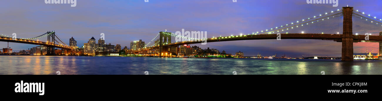 L'angle de l'ultrawide Pont de Brooklyn et Manhattan, pont enjambant la rivière East vers Brooklyn à New York City Banque D'Images