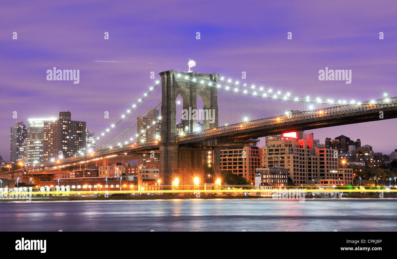 Le célèbre pont de Brooklyn enjambant la rivière de l'Est de Manhattan à New York City. Banque D'Images